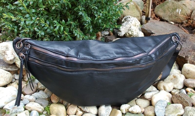 Čierna matná ľadvinka strieborné zipsy veľká