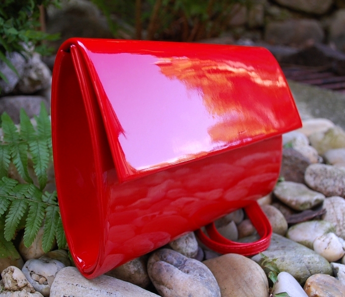 Kabelka listová červená laková dlhé ramienko