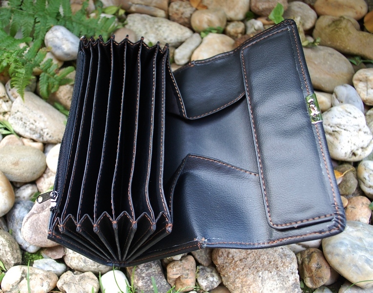  Čierna peňaženka priečinková buksa strieborné zapínanie 