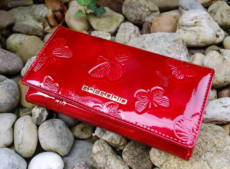 Dámska červená peňaženka s motýľmi lakovaná GREGORIO 