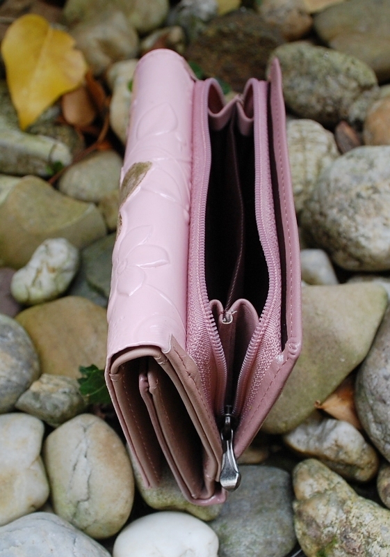 Dámska ružová kožená peňaženka so zlatým kvetom