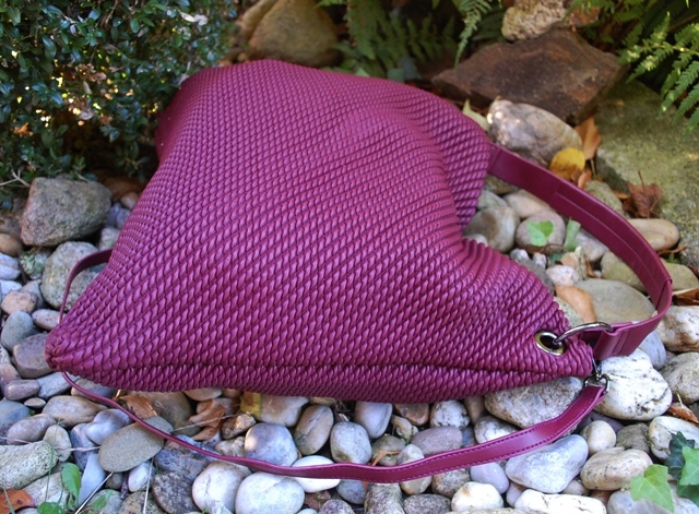 Kabelka bordová matná plastický prepletaný vzor