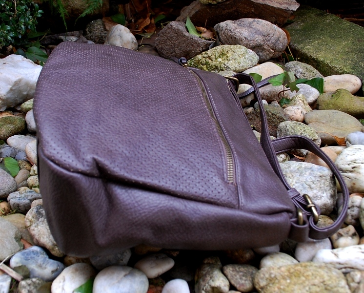 Kabelka hnedá matná perforovaná crossbody menšia