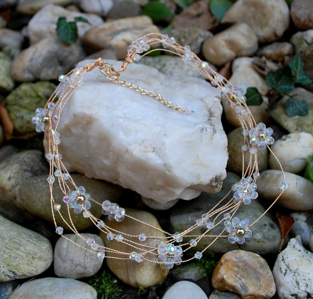 Náhrdelník kvety brúsené sklo zlatý drôtik