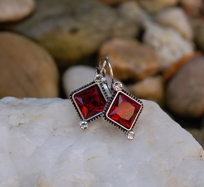 Náušnice červené s leskom brúsené sklo vintage