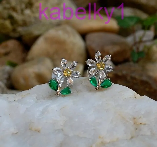 Náušnice strieborný kvietok zelené lístočky brúsené sklo 