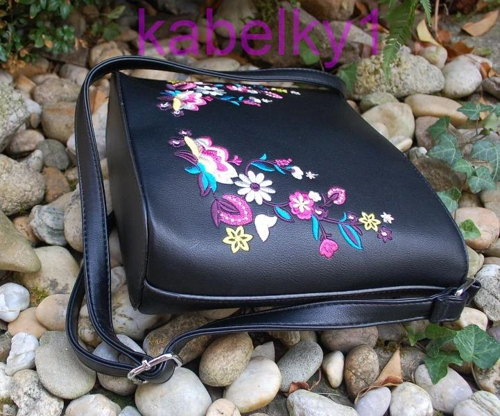 Kabelka čierna matná s vyšívanými kvetmi strieborné kovanie 