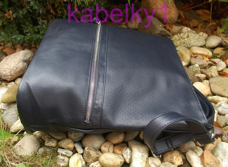 Kabelka modrá tmavá perforovaná crossbody strieborné zipsy