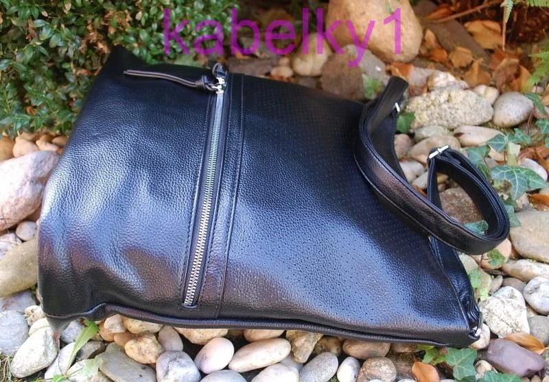 Kabelka čierna perforovaná crossbody strieborné zipsy