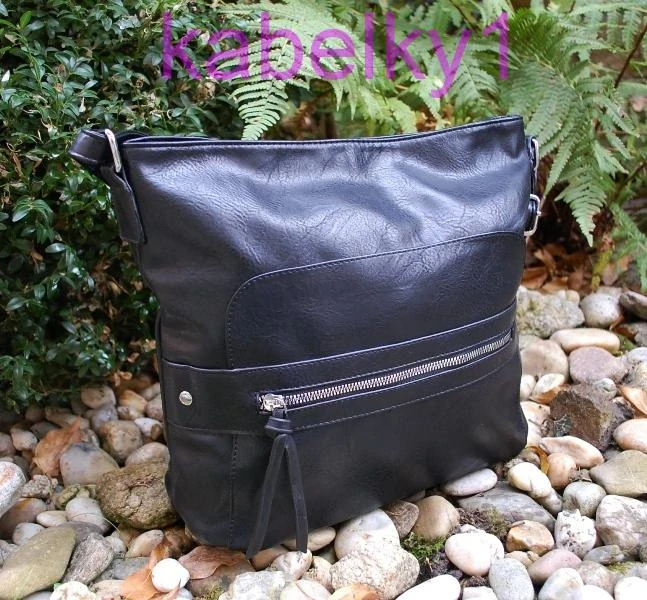 Kabelka čierna matná crossbody čierne zipsy a kovanie 