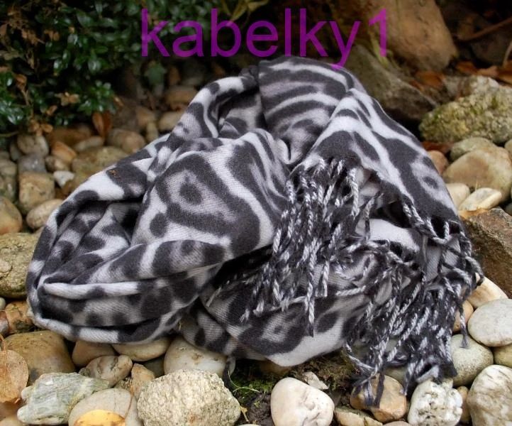 Šál šedý čierny leopard tmavý strapčeky