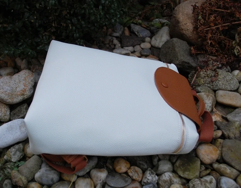 Batoh biely hnedý krátka rúčka látkové ramienka