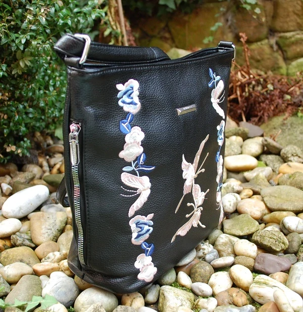 Kabelka čierna vyšívané motýle a kvety SILVIA ROSA