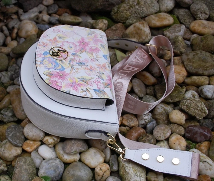 Kabelka biela crossbody ružové kvety modré motýle zlaté kovanie LAURA BIAGGI