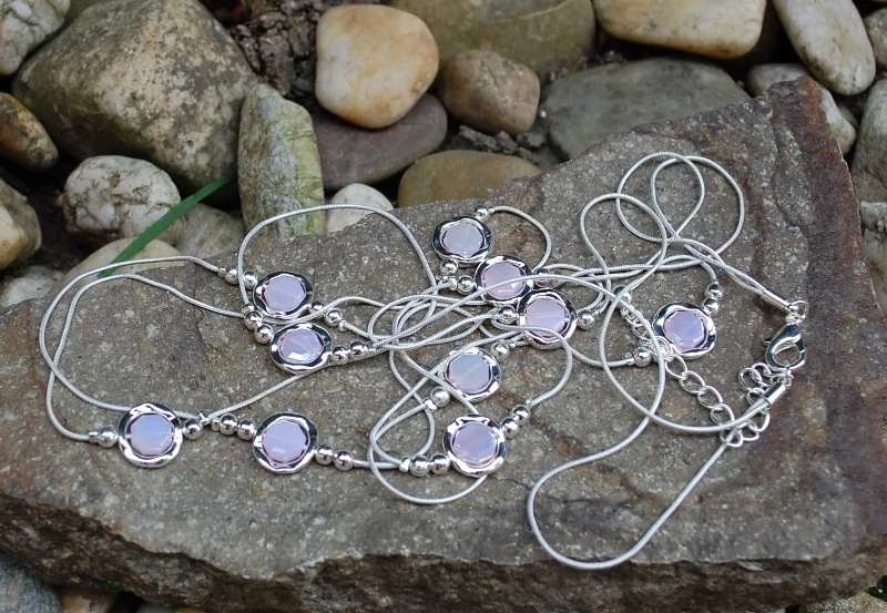 Náhrdelník strieborný brúsené ružové sklo 