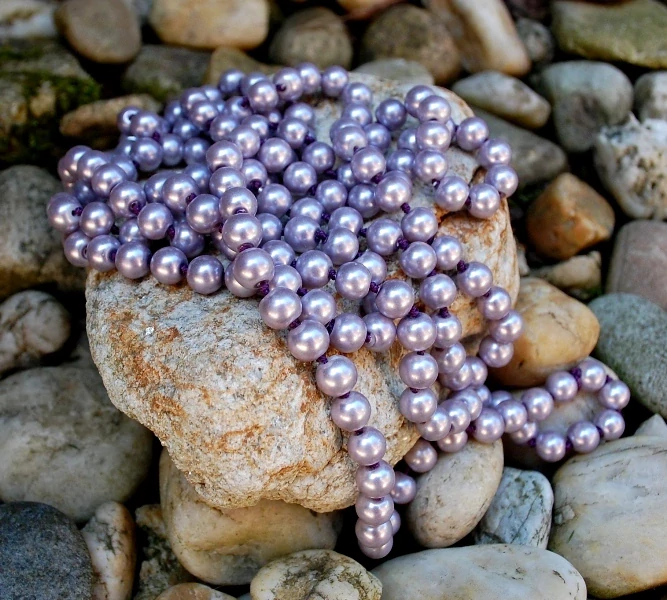 Náhrdelník perly fialové s leskom dlhý