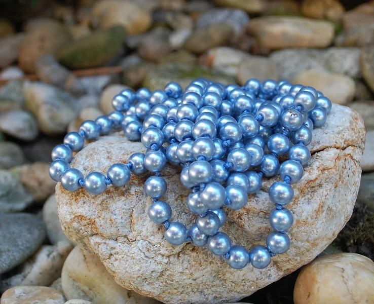 Náhrdelník perly modré s leskom dlhý