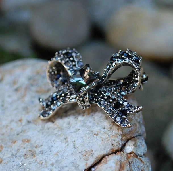 Brošňa mašlička strieborná farba tmavé sklo