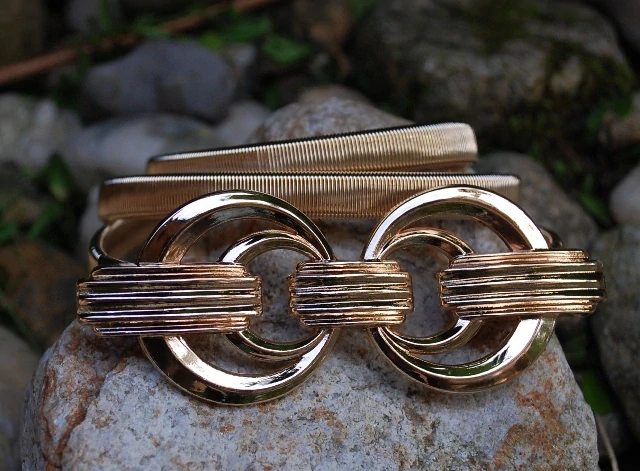 Opasok zlatý pružný kovový platnička ornament