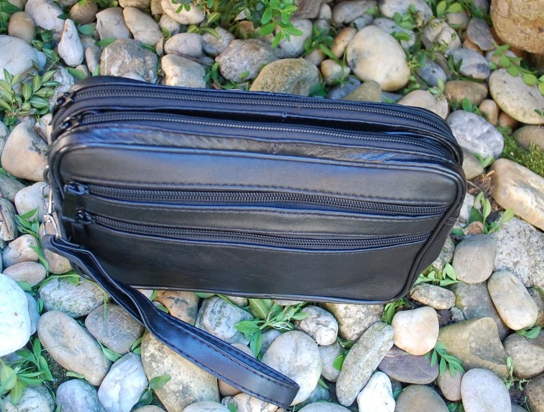 Pánska čierna taška zipsová prešívaná priečinková