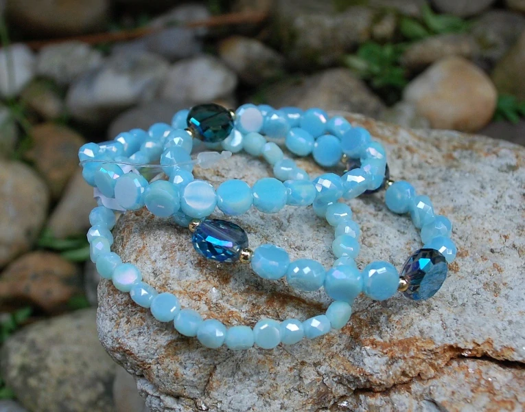 Náramok modrý brúsené sklo zlaté guličky