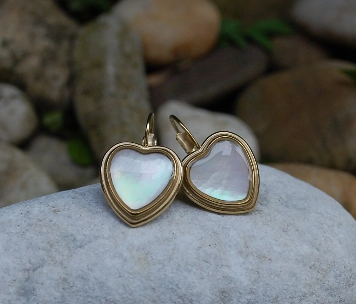 Náušnice srdiečka zlaté s perleťou z chirurgickej ocele  