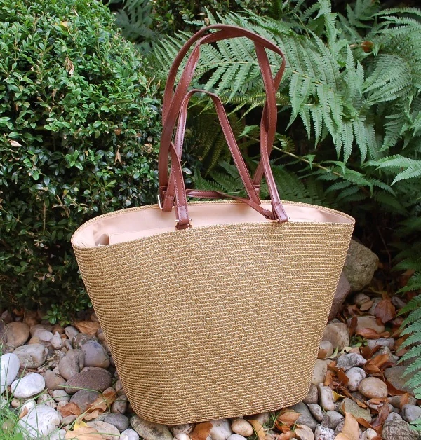 Kabelka krémová zlatá pletená hnedé koňakové rúčky