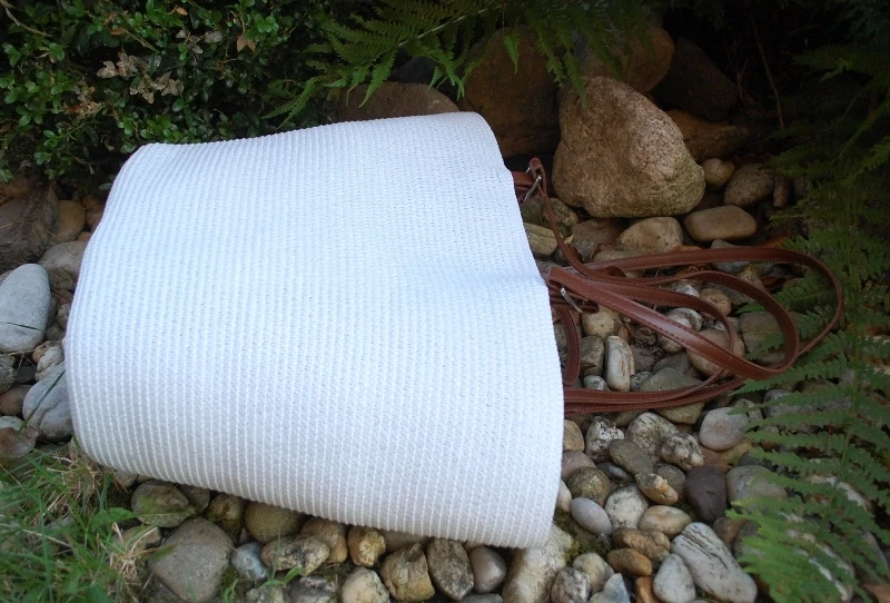 Kabelka biela pletená hnedé koňakové rúčky