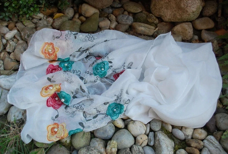 Šál biely s perličkami mint mentol ružová červená zelená kvety vyšívka