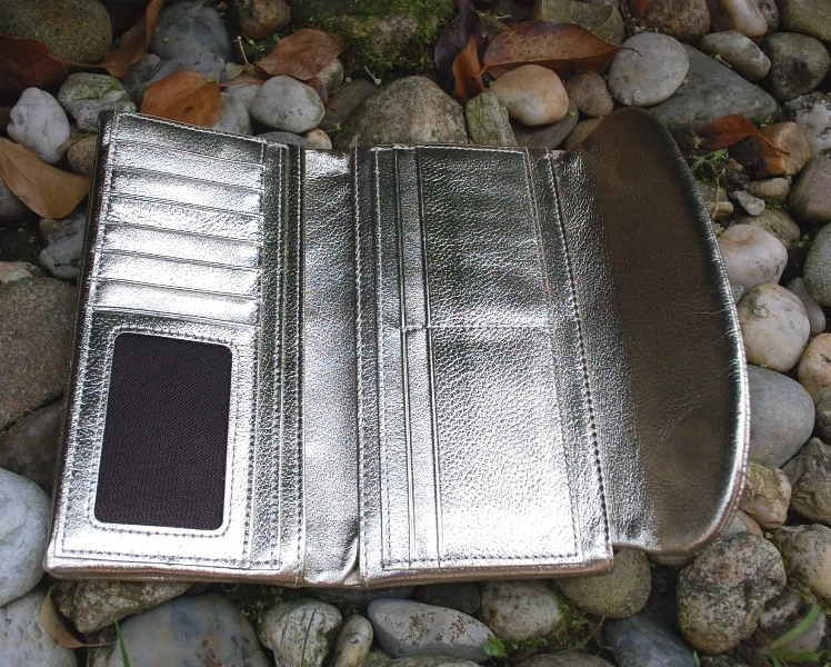 Dámska zlatá kožená peňaženka s leskom