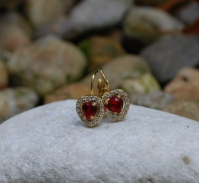 Náušnice srdiečka červené strieborné brúsené sklo 