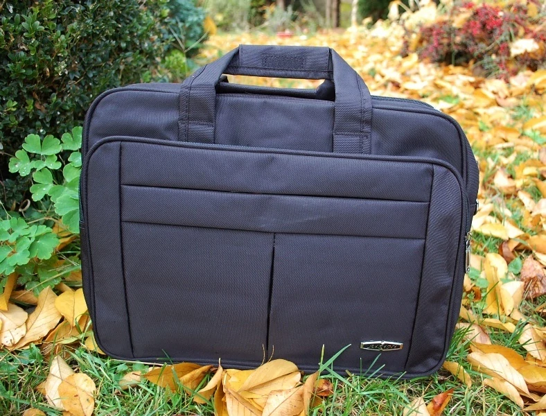 Pánska čierna aktovka kufrík veľká tmavé strieborné logo 