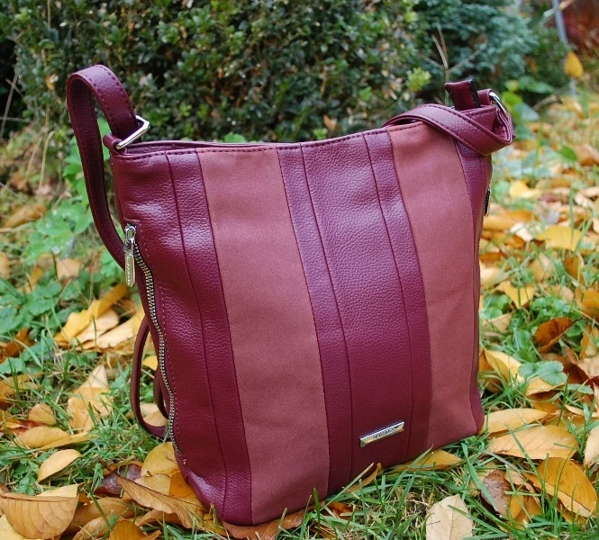 Kabelka bordová tmavá crossbody strieborné kovanie 