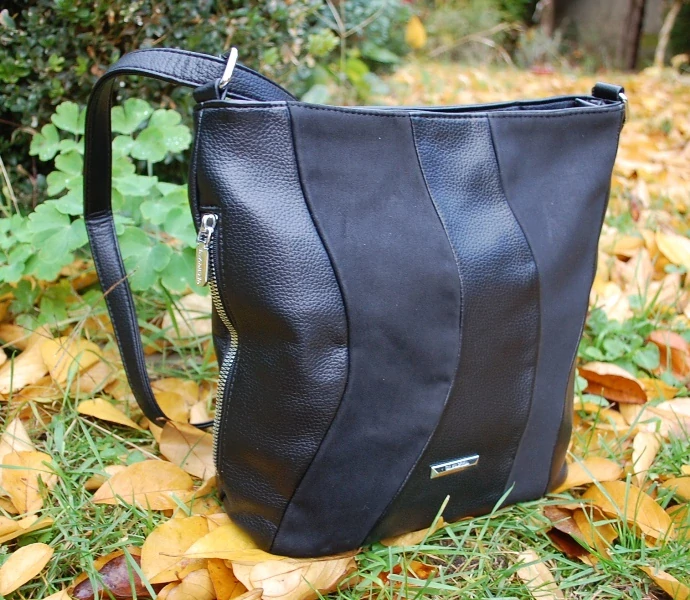 Kabelka čierna crossbody strieborné kovanie 
