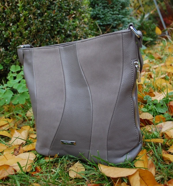 Kabelka šedá crossbody strieborné kovanie 