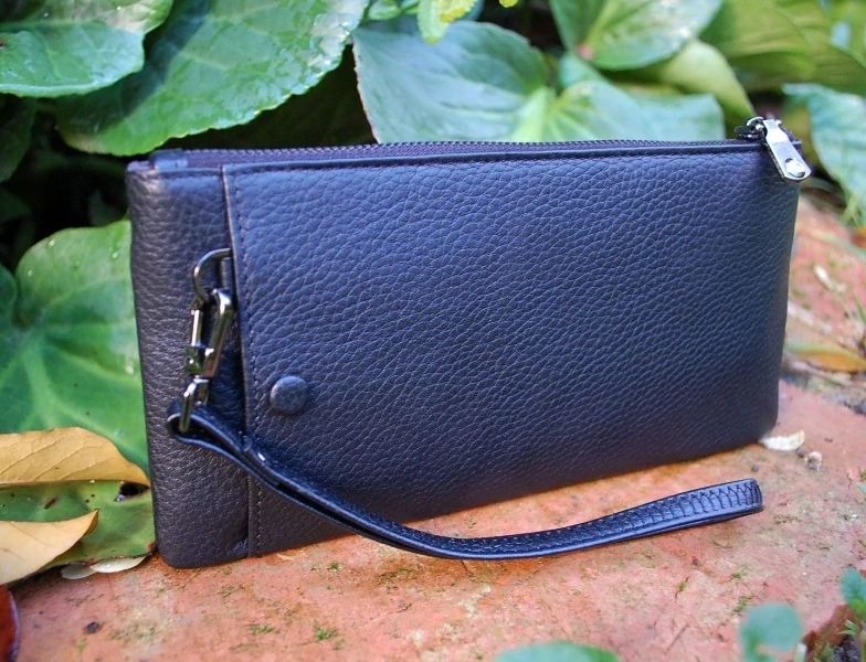 Pánska čierna kožená peňaženka s ramienkom