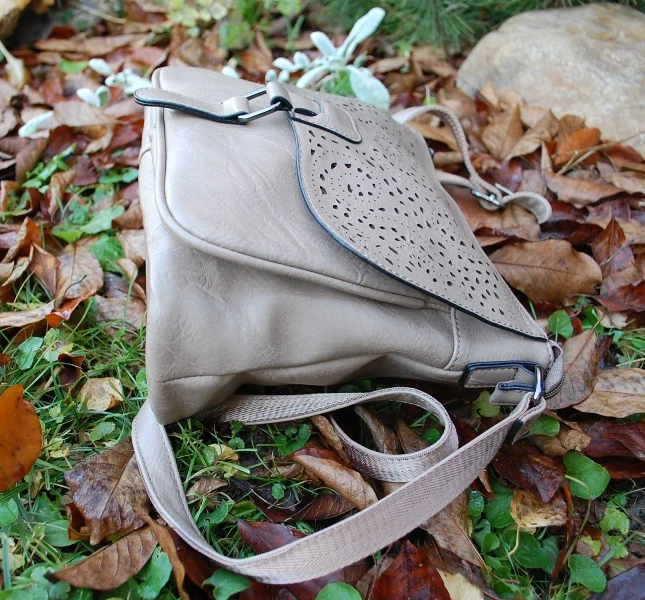 Kabelka krémová tmavá melírovaná s vyrezávaným vzorom