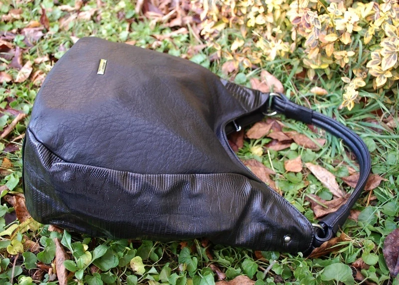 Kabelka čierna crossbody strieborné kovanie