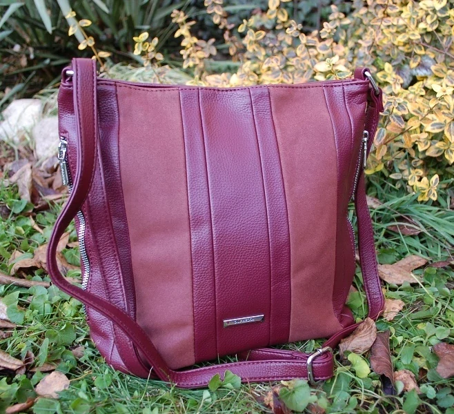 Kabelka bordová tmavá crossbody strieborné kovanie