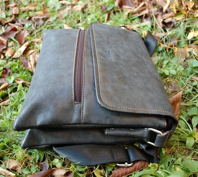  Pánska čierna antracitová matná taška crossbody GESSACI