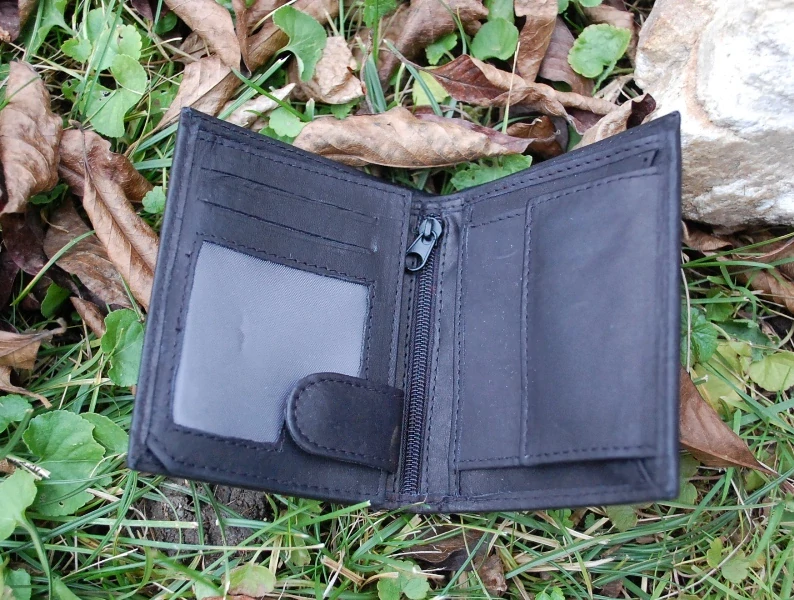 Čierna peňaženka pánska koža matná vysoká