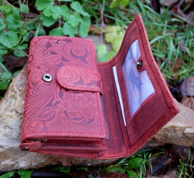 Dámska červená peňaženka s kvetmi matná 