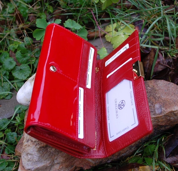 Dámska červená peňaženka lakovaná GREGORIO 