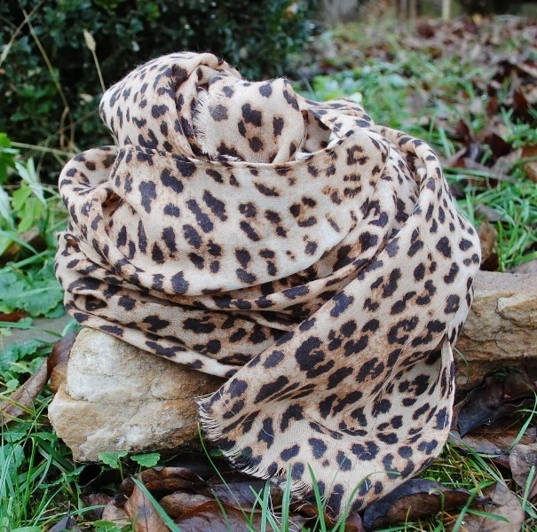Šatka smotanová krémová hnedá leopardí vzor