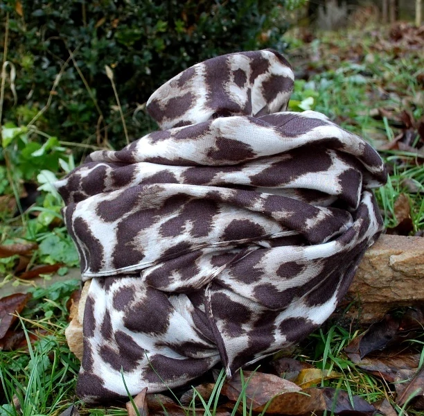 Šatka smotanová krémová hnedá čierna leopardí vzor