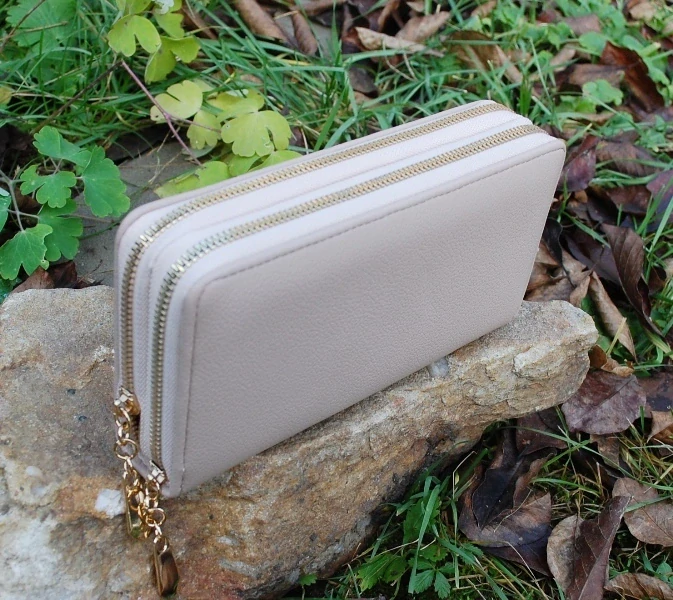 Peňaženka krémová matná zlaté ozdobné zipsy