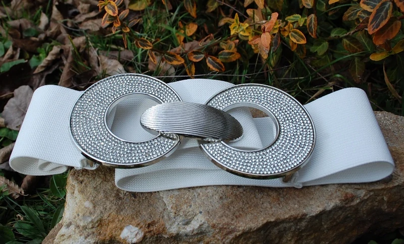 Opasok biely pružný strieborná pracka brúsené sklo  