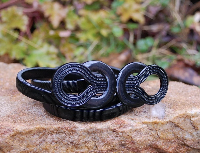 Opasok čierny pružný  čierna ozdoba