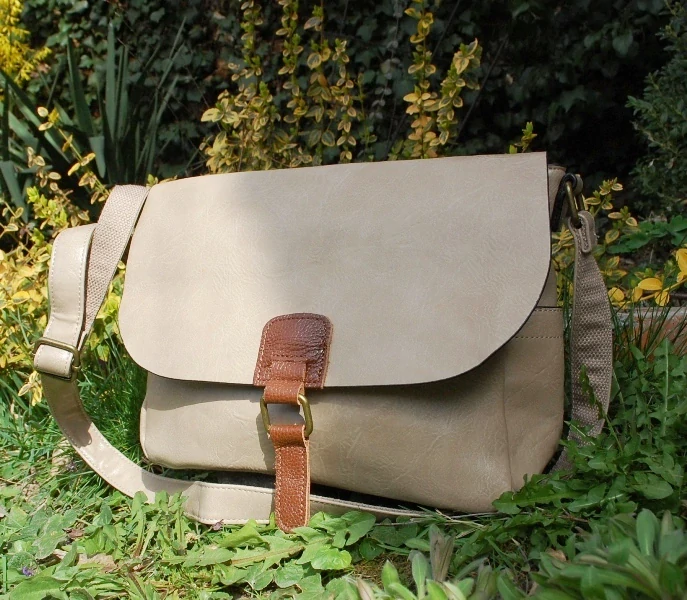 Kabelka krémová tmavá mosadzné kovanie crossbody