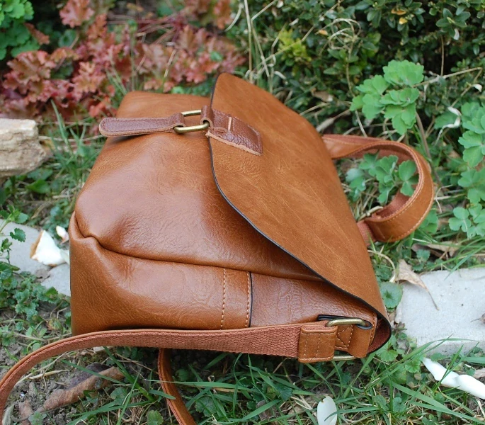 Kabelka hnedá tmavá mosadzné kovanie crossbody